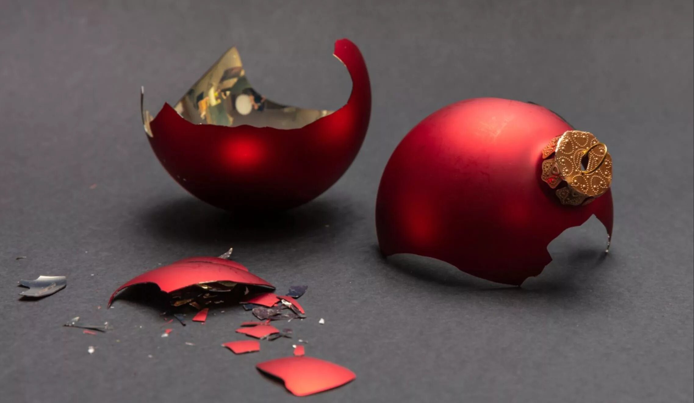 Разбей шаром стекло. Разбитая елочная игрушка. Красная Разбитая ёлочная игрушка. Разбитые елочные шары. Разбитая стеклянная игрушка.