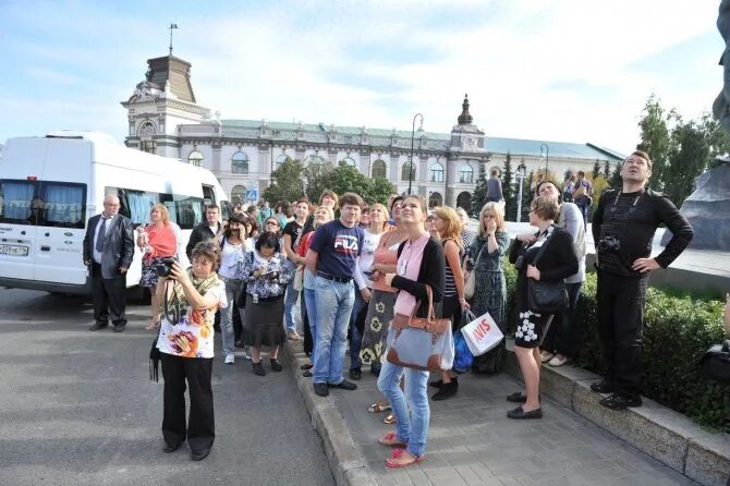 экскурсионный автобус москва. автобусно пешеходная экскурсия. экскурсанты казань кремль. туристы в казанском кремле. схема экскурсии автобусно пешеходная.