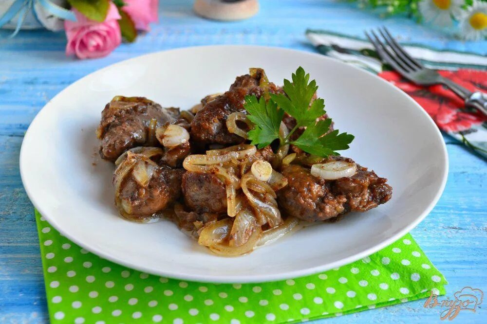 Пожарить куриную печенку с луком на сковороде. Печень куриная жареная с луком на сковороде. куриная печень с луком на сковороде. печенка жареная с луком. печёнка куриная жареная.