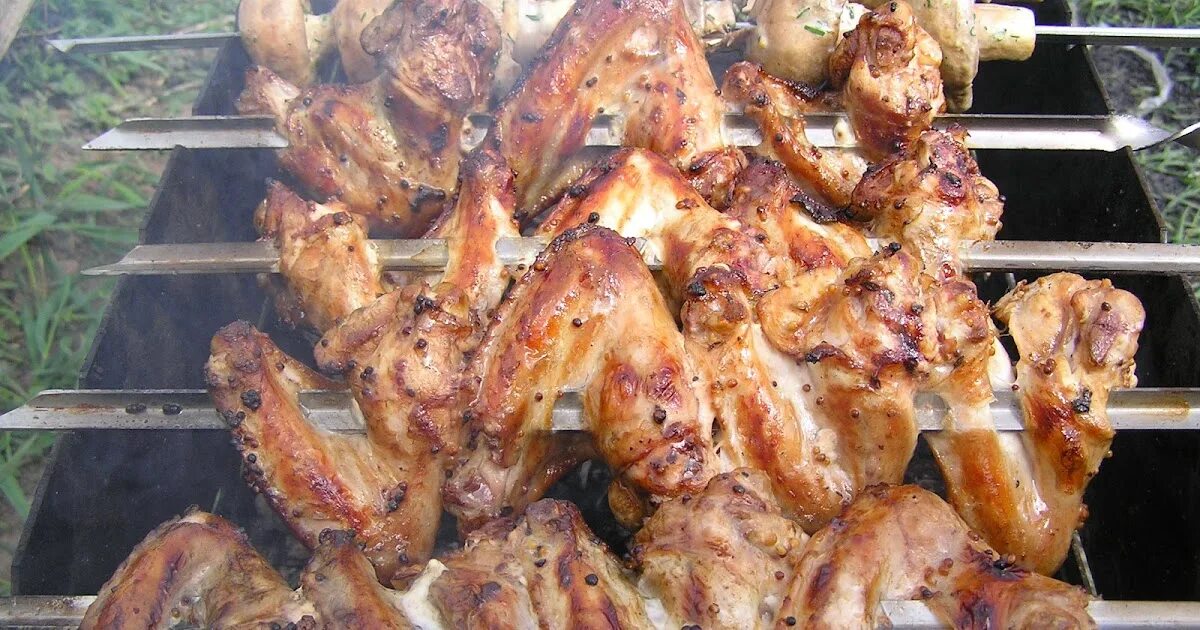 Рецепт шашлыка крылышки. Крылышки на мангале. куриные крылья на мангале. шашлык из куриных крылышек. куриные крылышки на мангале.