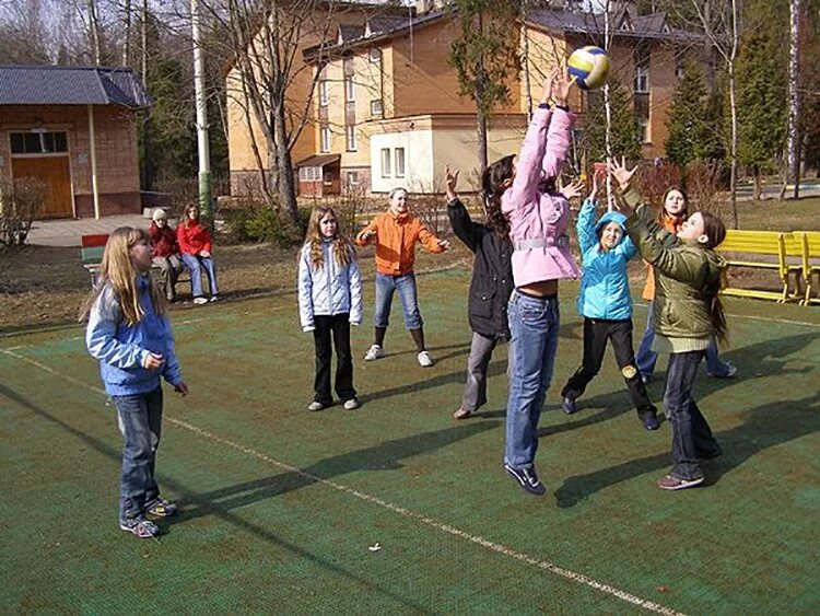 Игра с мячом штандер. Подвижные игры на свежем воздухе. Весенние подвижные игры на улице. Игры весной на улице для детей. Игра картошка.