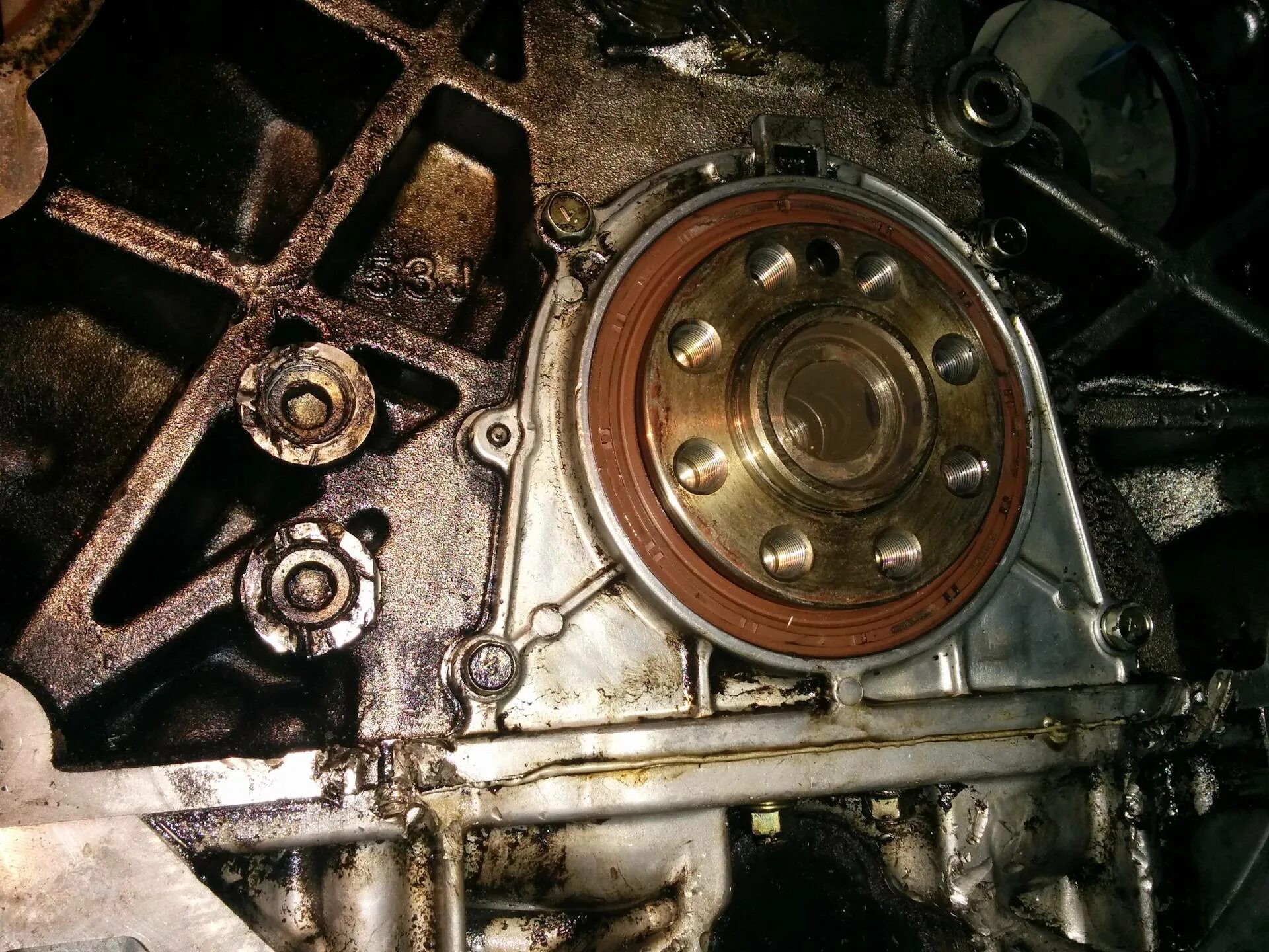 Коренной сальник двигателя f18b. Сальник коленвала 1 HD FTE. Задний коренной сальник двигателя b15d. Коренной сальник коленвала 1zrfe.