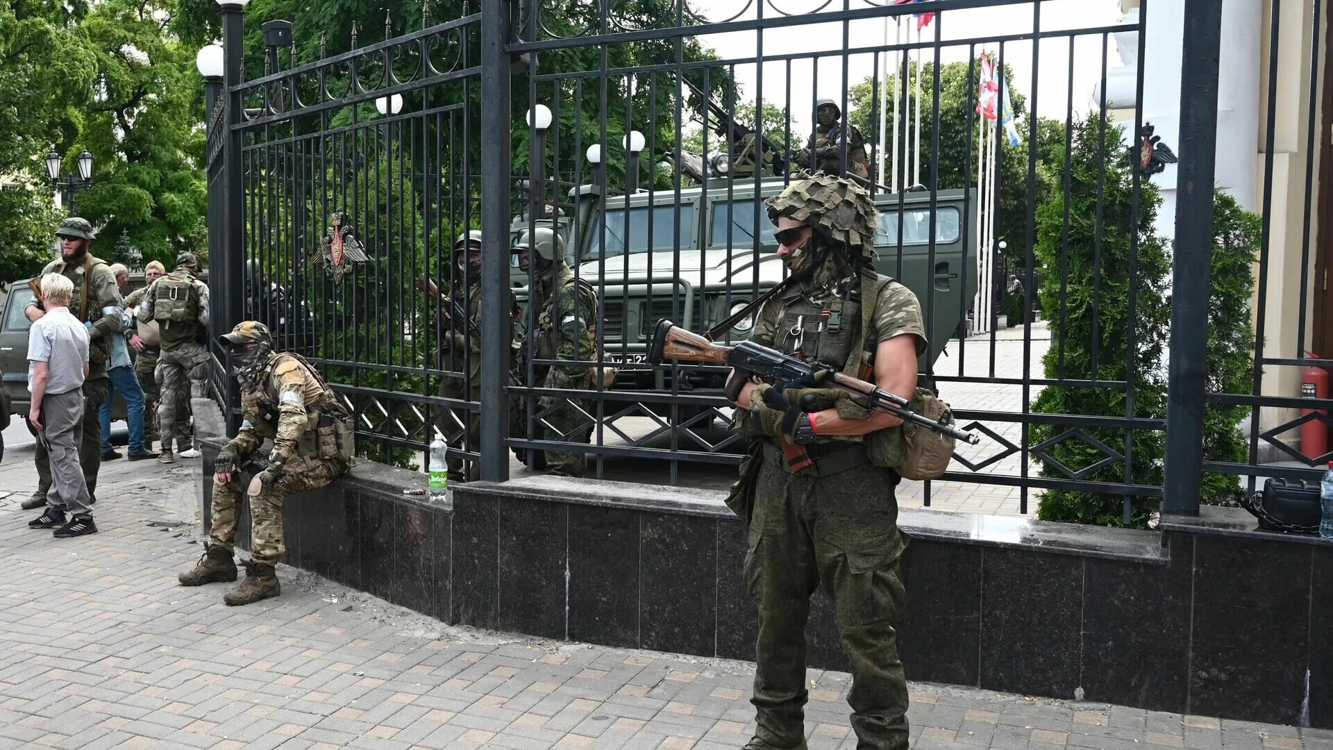 Последние новости часа чвк вагнера. Вагнер ЧВК Ростов 2023. ЧВК Вагнер мятеж Ростов. ЧВК Вагнер в Ростове. Боец ЧВК Вагнер.