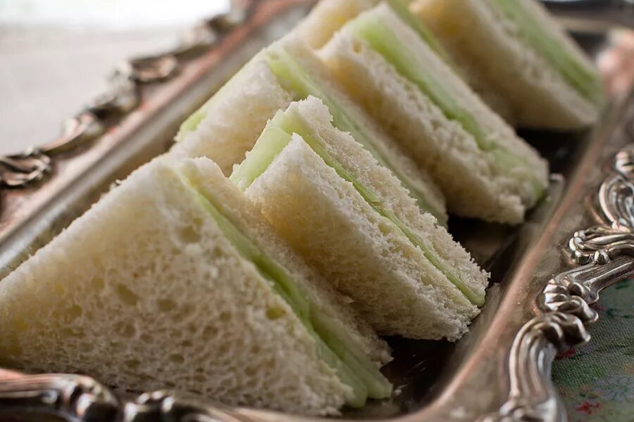 Огуречный бутерброд. Бутерброды с огурцом свежим. Бутерброд с огурцом. Треугольный бутерброд. Бутерброды с листьями салата.