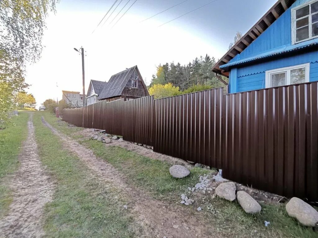 Заборы в яхроме. Забор 100 метров. Забор из профнастила метр 80. Забор 30 метров. Покажи заборы метр 80.
