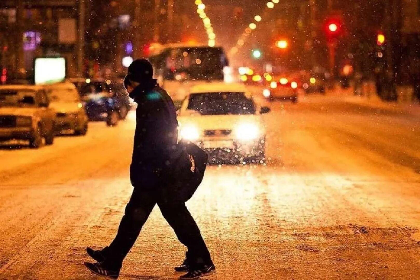 Пешеход. Пешеход на дороге. Пешеход зима.