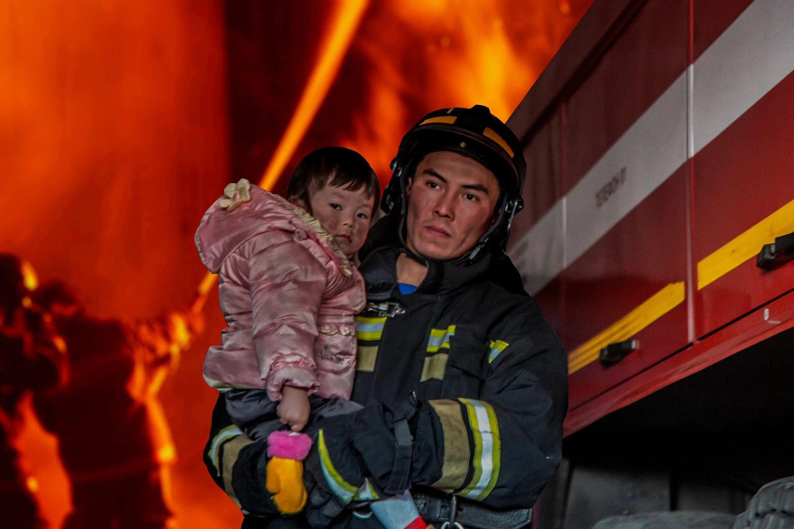 Пожарные МЧС России спасают детей. Пожарный спасает ребенка. Пожарный выносит ребенка из огня. Спасение на пожаре.