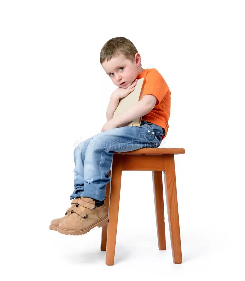 Мальчик на стуле. Мальчик сидит. Мальчик сидит на белом фоне. Мальчик сидит на табуретке.