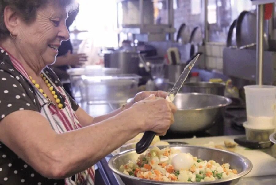 Бабушка варит. Бабушка готовит. Кухня бабки. Ресторан бабуля. Бабушка с едой.