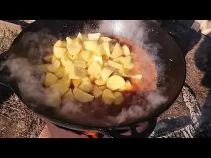 Картошка с тушенкой в казане на костре