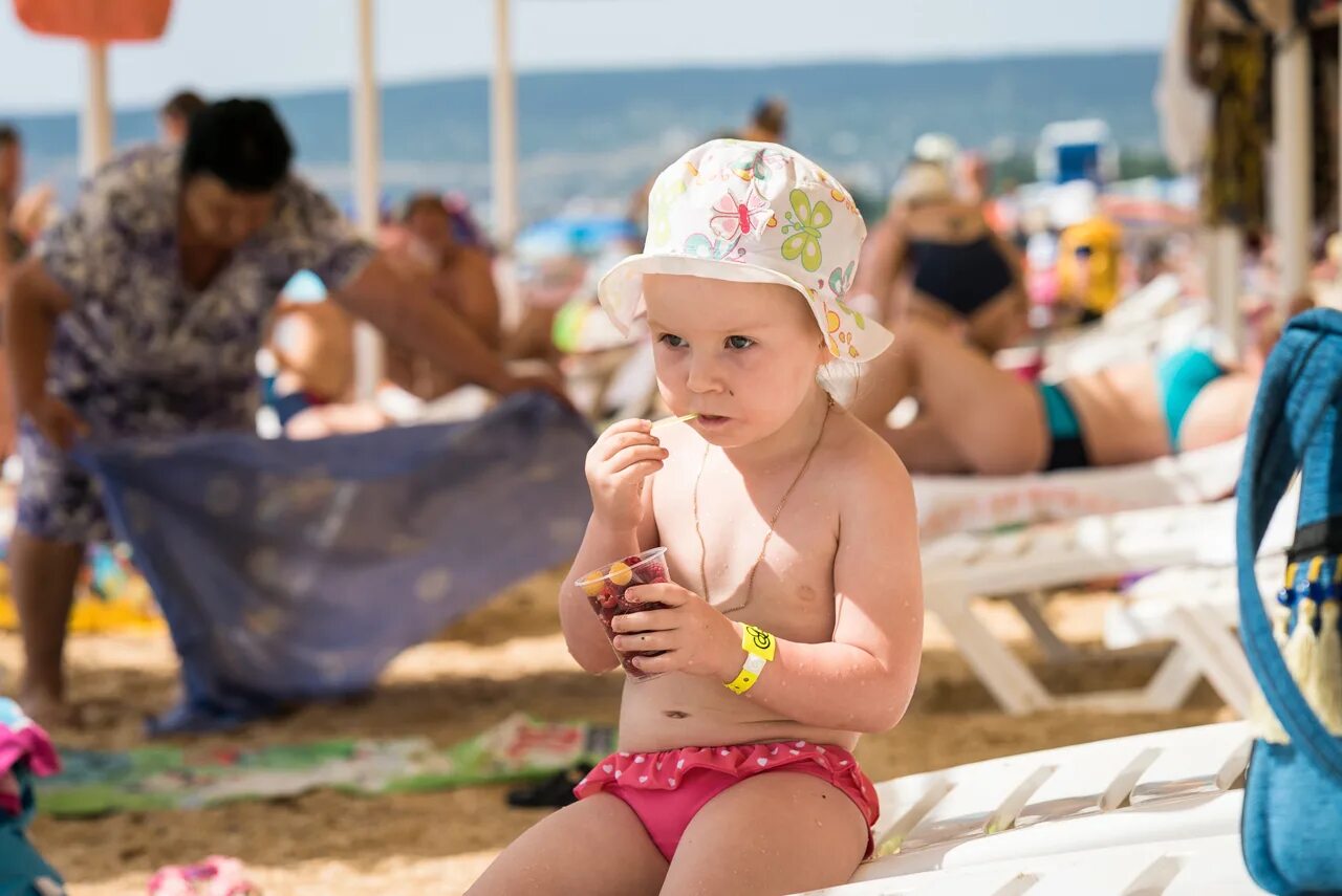 Аквапарки прибой крым. Аквапарк в береговом крым. Курорт феодосия с ребёнком. Море в феодосии сейчас. Феодосия с детьми куда.