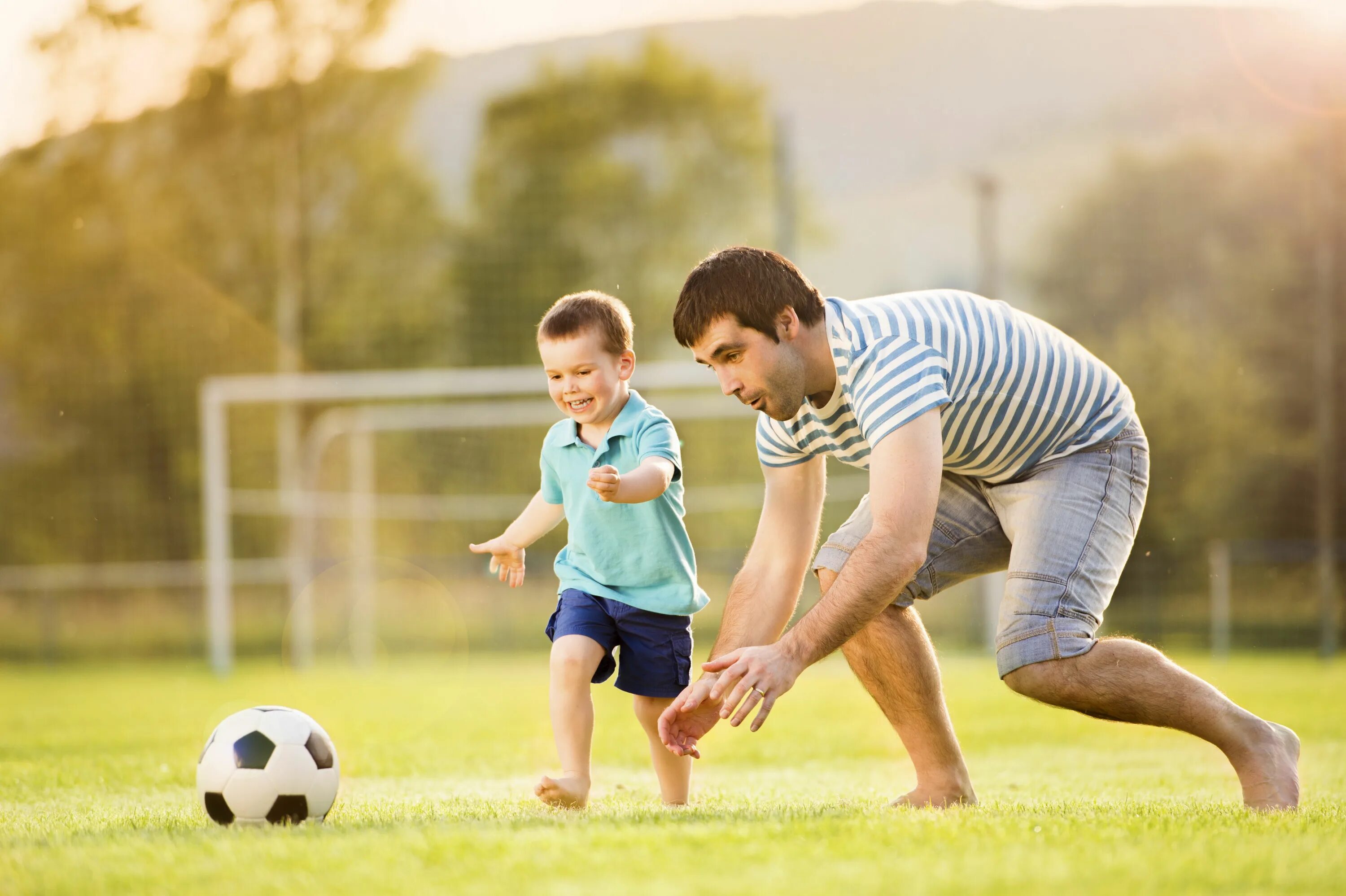 Dad likes playing. Спорт дети. Папа мама я футбольная семья. Ребенок с футбольным мячом. Спорт взрослые и дети.