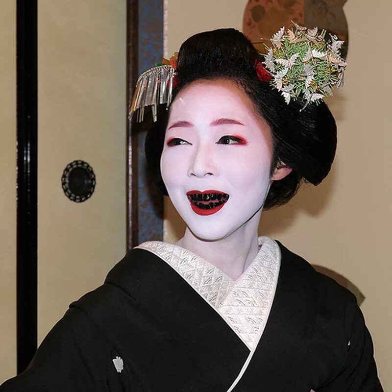 охагуро чернение. охагуро чернение зубов. черные зубы в японии мода. черные зубы у японок. охагуро.