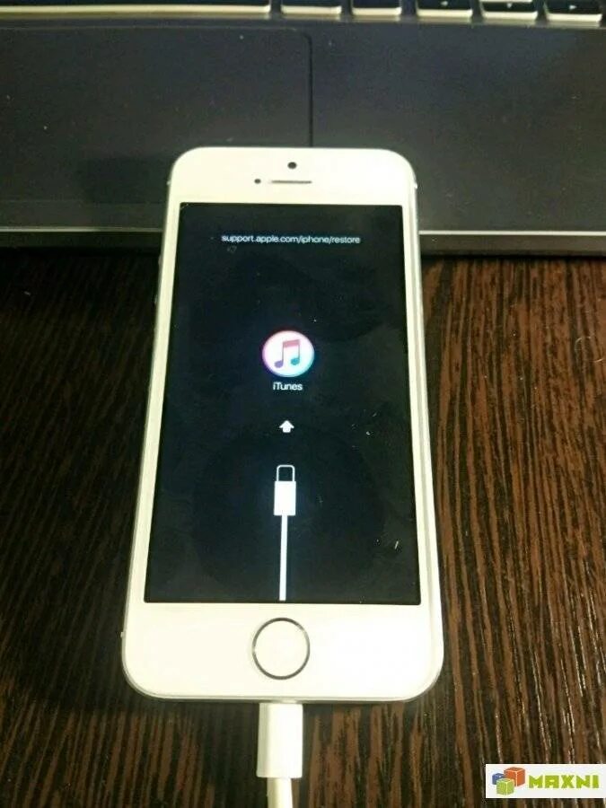 Айфон 7 не включается на зарядке. Айфон 5s заряжается. Зарядка на айфон 5. Айфон висит на яблоке. Айфон завис на яблоке.