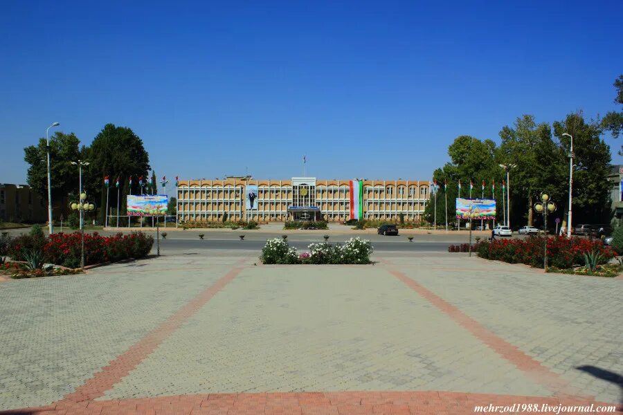 Погода исфара 14 дней. Площадь город Исфара. Город Исфара Таджикистан. Парк Исфара. Город Исфара природа.