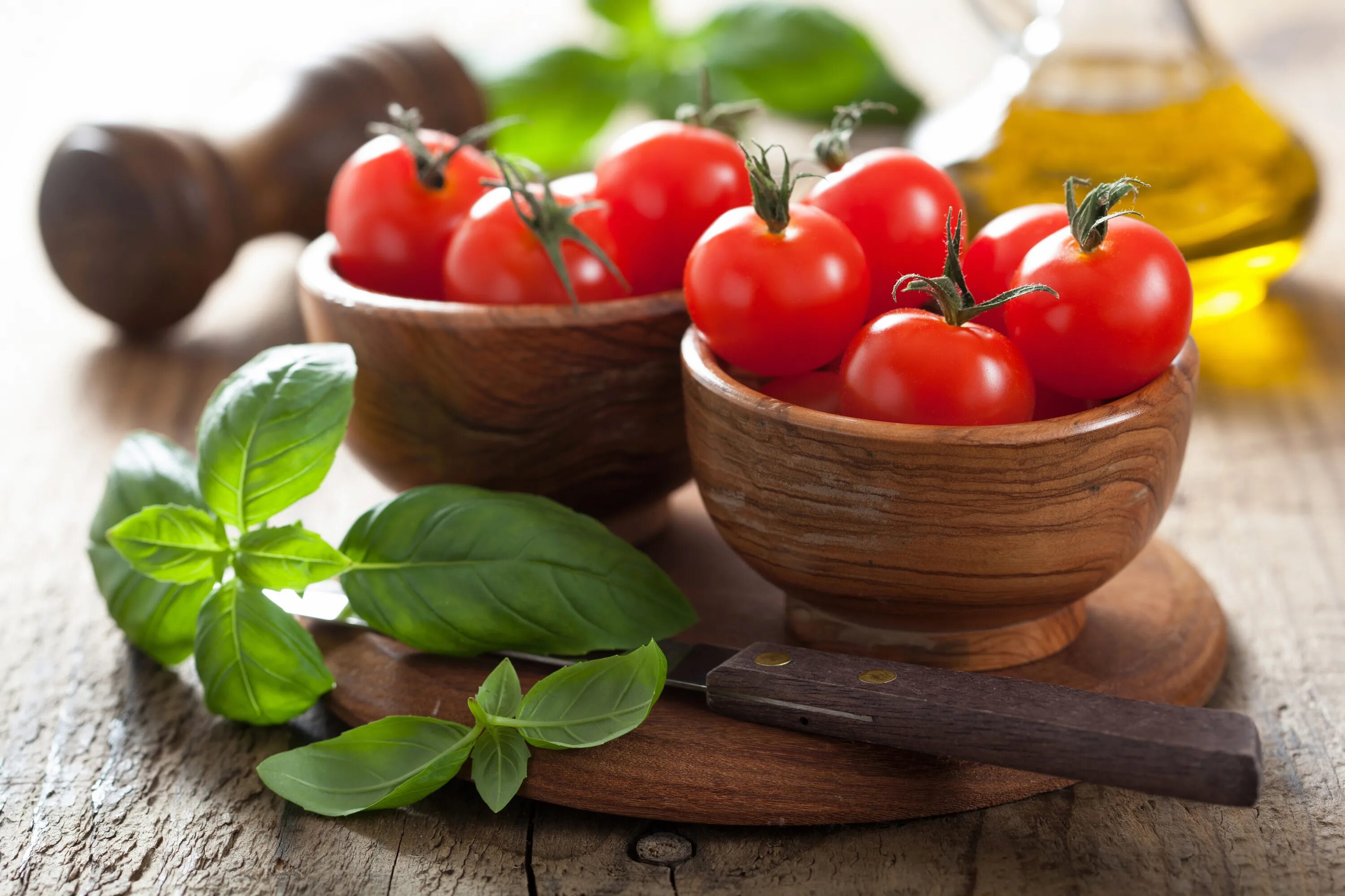 Масло с томатами и базиликом. Черри, базилик и паприка на белом фоне. Помидоры с базиликом. Помидоры зелень на белом фоне. Томат и базилик.