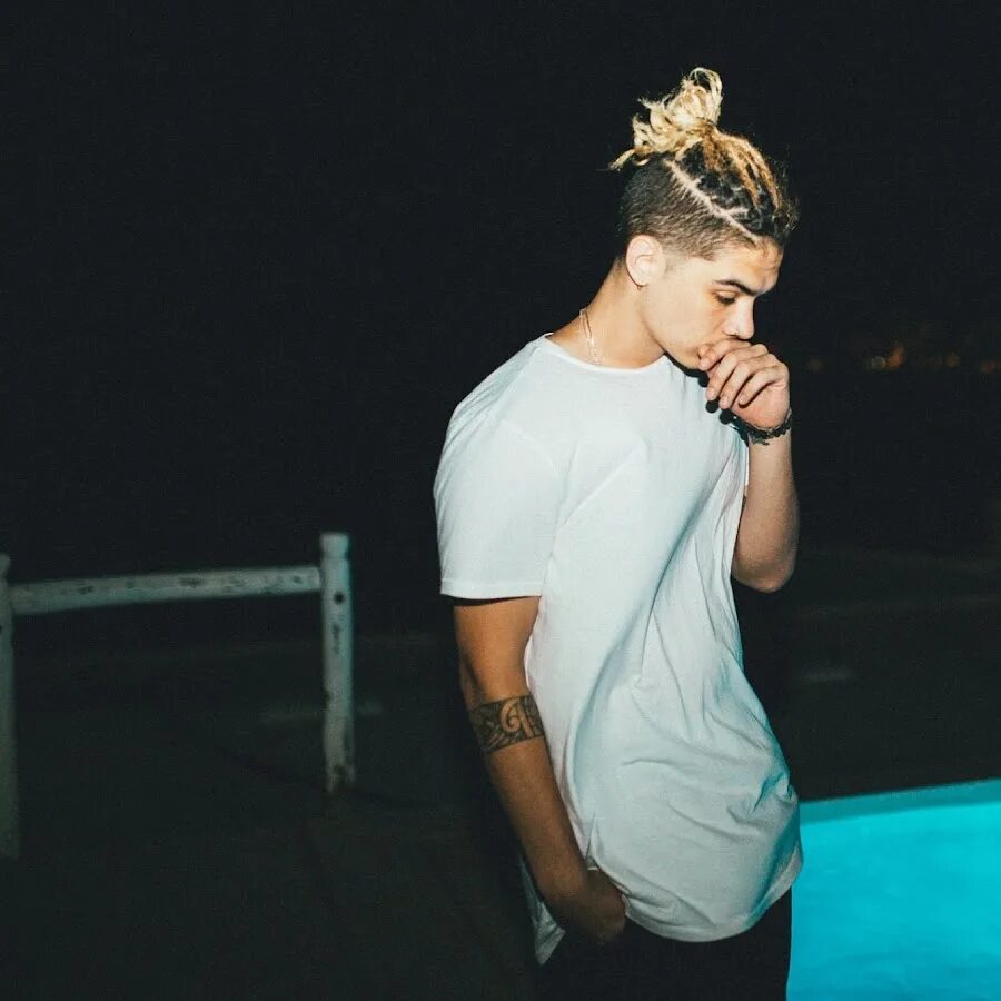 William singe. Виллиам синге. william singe фото. man bun прическа. вильям синге слушать.