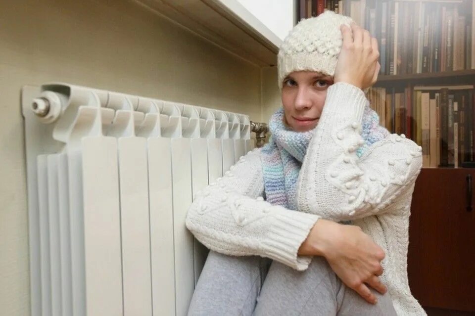 Почему в холодной комнате прежде всего мерзнут. Холодные батареи. холод в доме. люди мерзнут в домах. холодно дома.