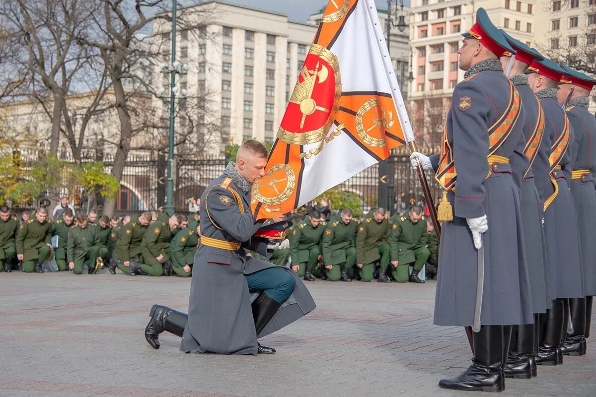 Перед знаменем