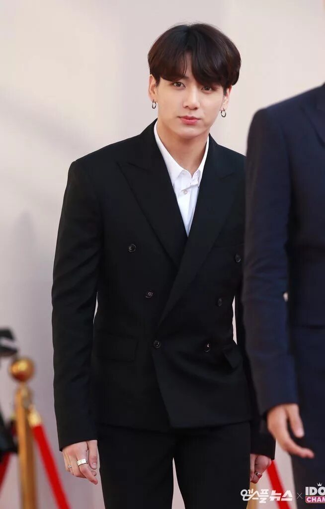 Чон чонгук daddy. Чон чонгук в черном костюме. Bts jungkook мафия. Чон чонгук в костюме. Чонгук мираи.