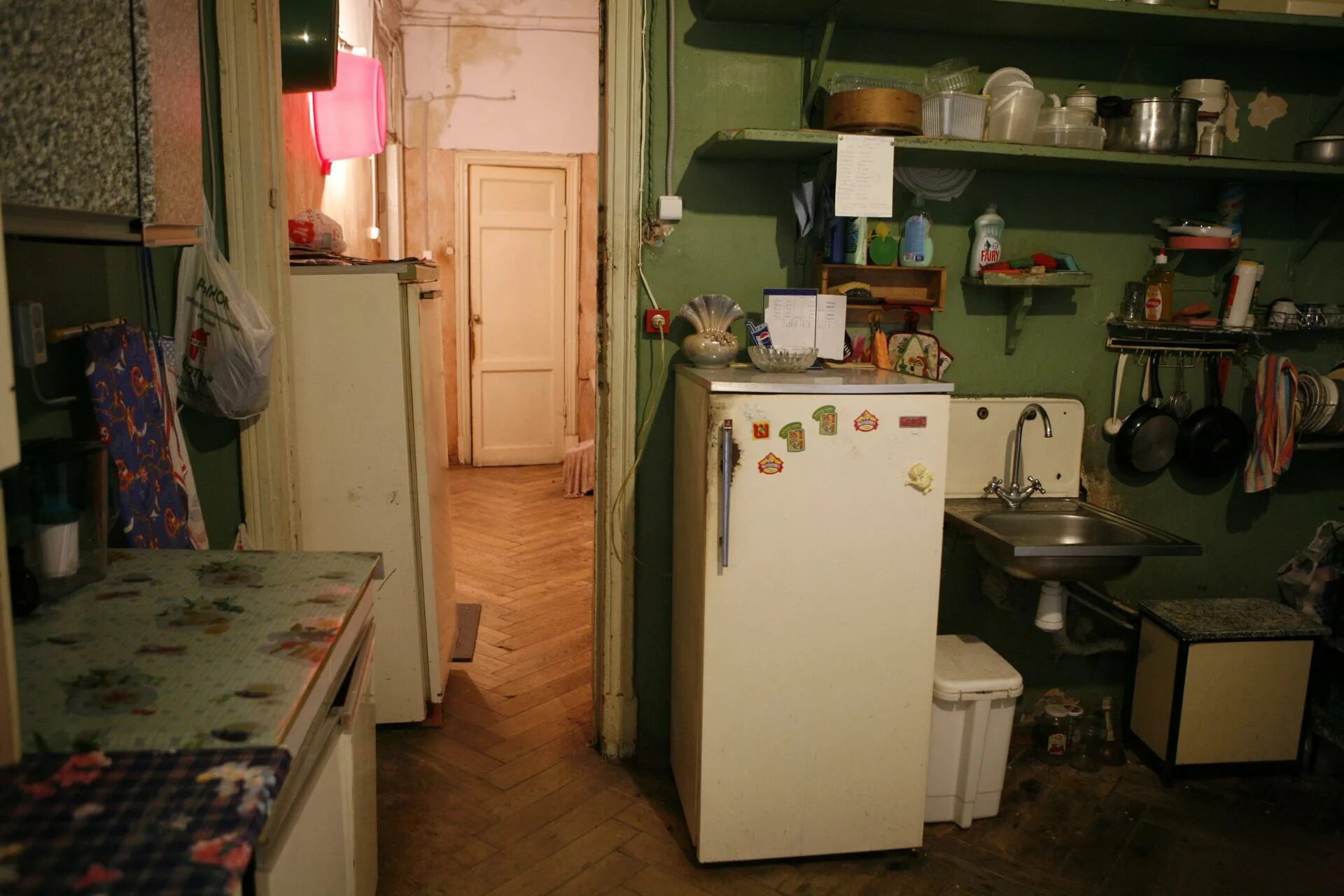 Вшивая коммуналка. Кухня в Советской квартире. Советская коммуналка. Кухня в коммуналке. Советская кухня в коммунальной квартире.