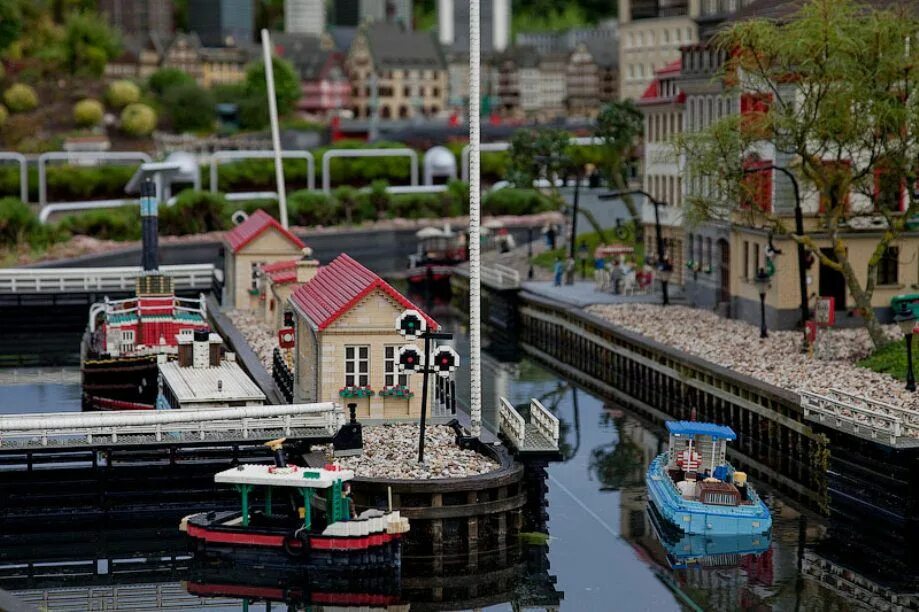 Игрушечный город. Legoland в германии lego city. леголенд город лего. лего сити в дании.