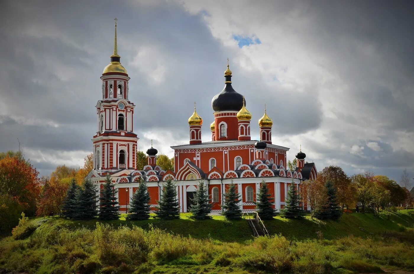 старая русса новгородская область. воскресенский собор старая русса осенью. воскресенский собор новгород. воскресенский собор йошкар-ола. воскресенский собор русса.