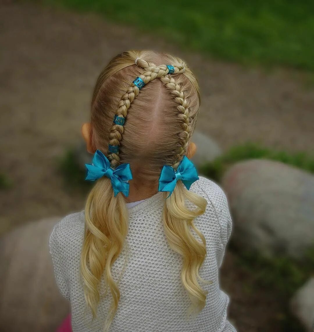 прическа с лентой в волосах. косы с лентами. прически с лентами.