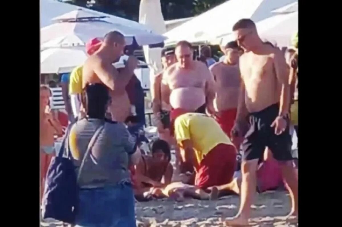 Украинцы на пляже. Откачивают человека на пляжу. Позор на пляже. Девушка спасла тонущего