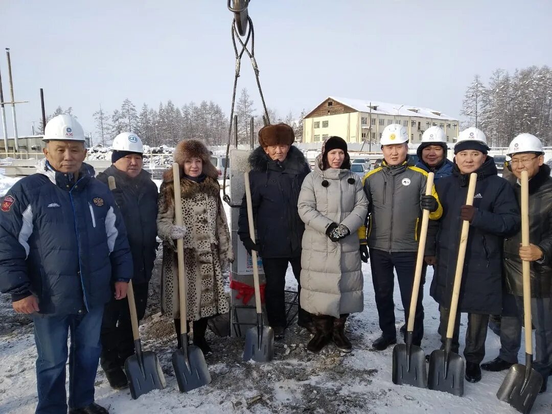 Якутск бердигестях. Горный улус Бердигестях. Якутия село Бердигестях. Манчаары Бердигестях. Стадион Чыпчаал Бердигестях.