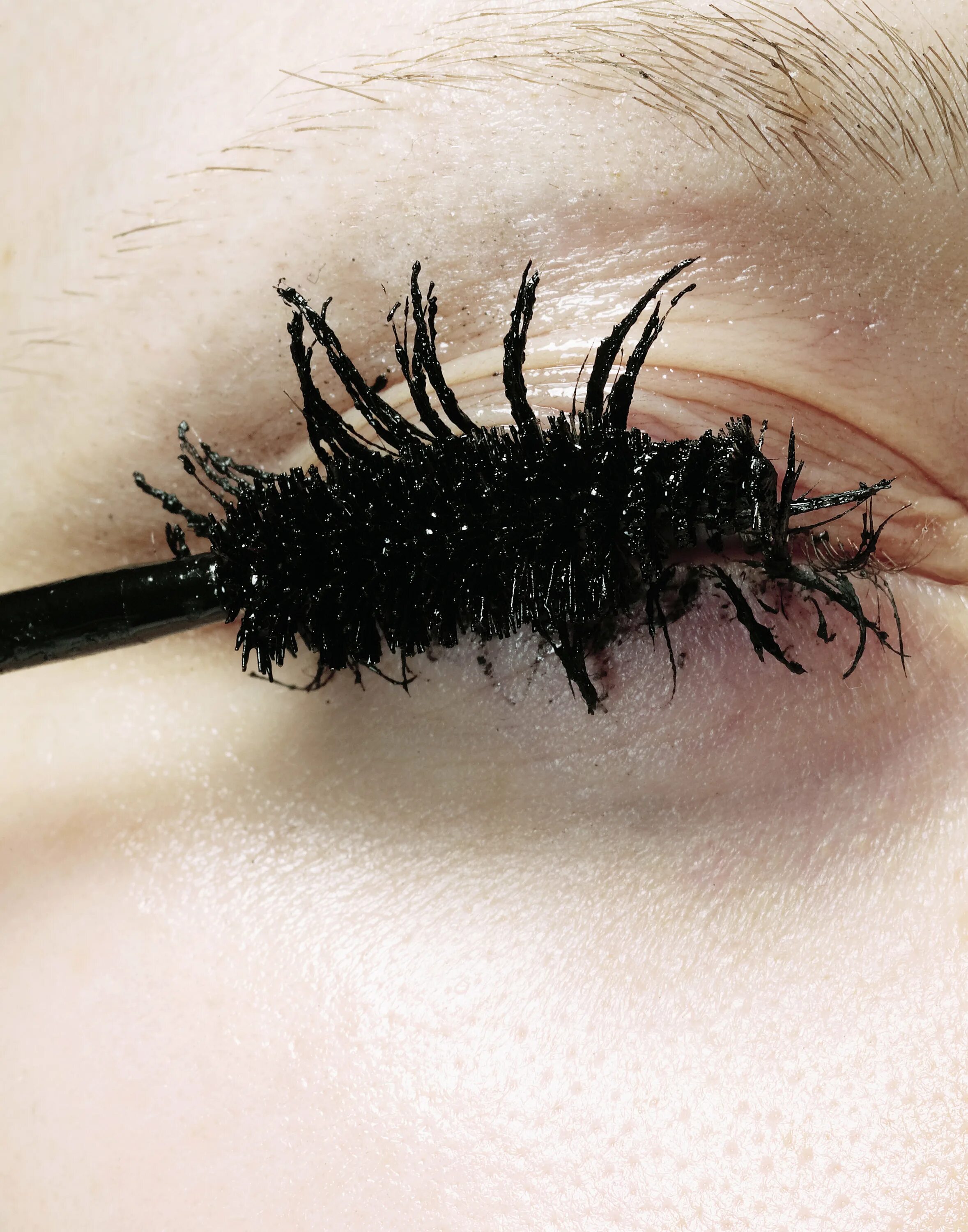 Демодекозный блефарит. Воспалился глаз после наращивания ресниц. Аллергическая реакция на тушь. Болят глаза от туши. Девушка красит ресницы.