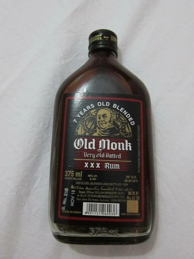 Олд мон. Ром гоа олд монк. ром из гоа old monk. индийский ром олд монк в пластике. олд монк в пластике.