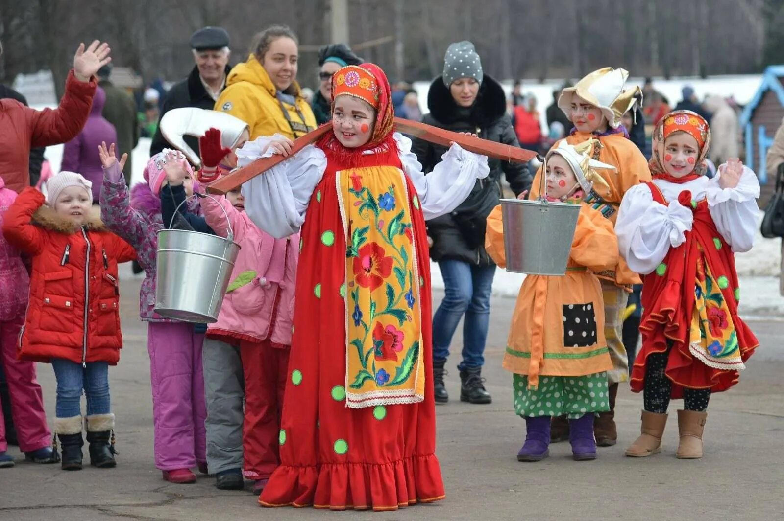 Русские народные песни современные на масленицу. Масленичные гуляния на Руси. Масленичные гуляния для детей. Праздничные гуляния на Масленицу. Народное гуляние.