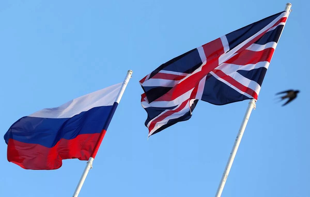 Русский и великобританский флаг. Флаг великобритании. Российско английский. Российско английский. Российский и британский флаги.