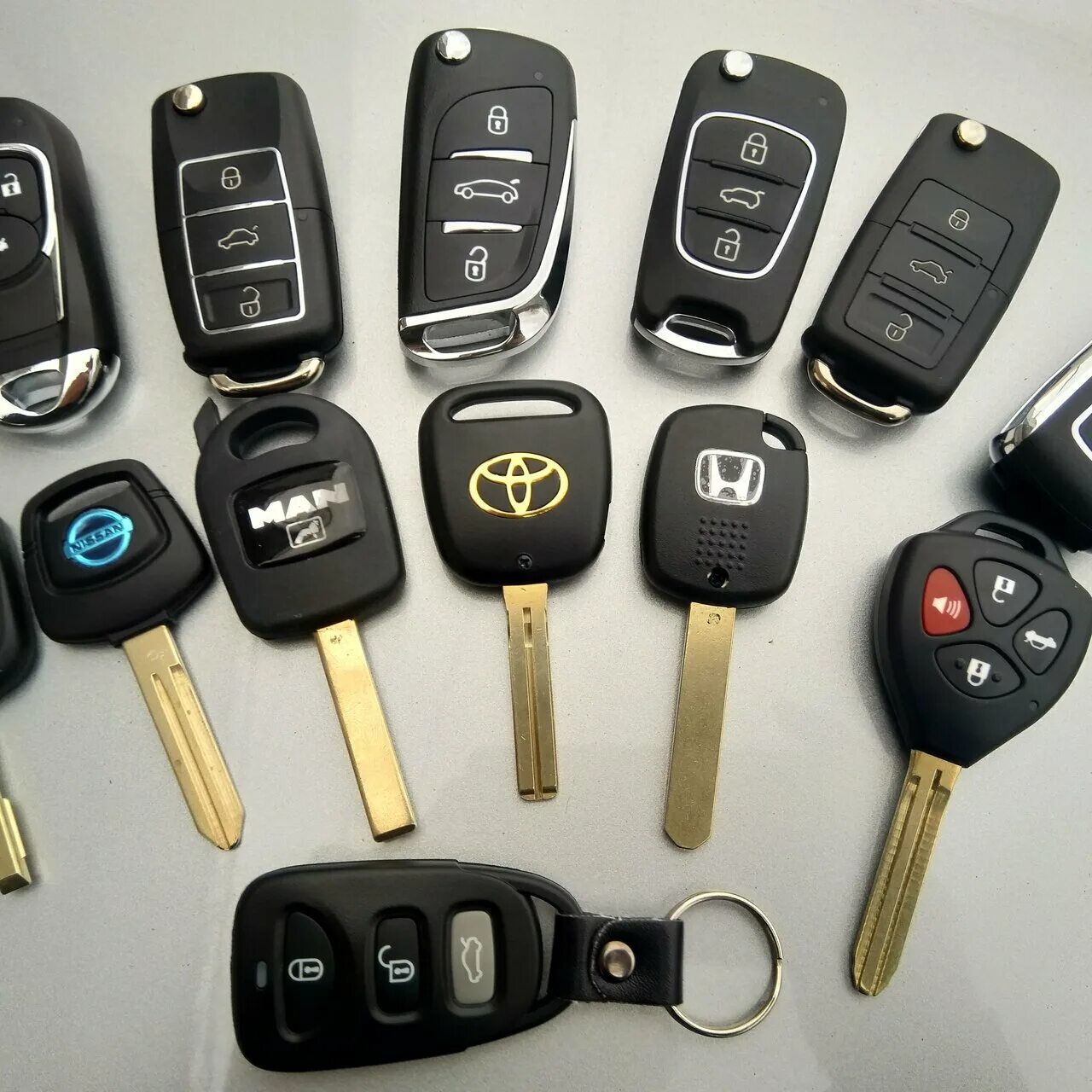 Изготовления автомобильных чипов. Ключ автомобильный. Ключи от авто. Автомобильный ключ с чипом. Автоключи с чипом.