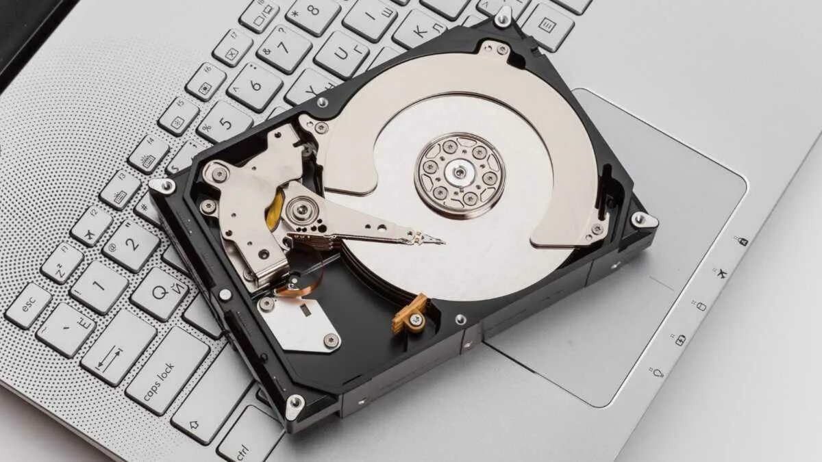 Диск на нескольких. Toshiba x300 4tb. дисковая система (жёсткий диск и ssd). гибридный ссд хдд. повреждение жесткого диска.