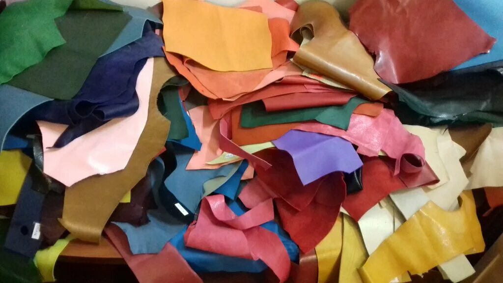 Leather factory. Выделанная кожа. Кожу сырье. Кожу сырье. Кожевенное производство.