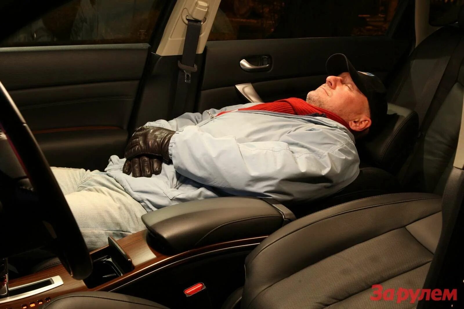 Спящий человек в машине. Спать в автомобиле. Ночевать в машине.