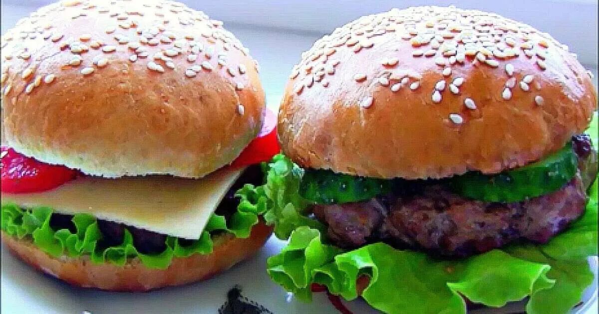Бургер который делается с котлетой и сыром. Бургер на домашней булке. домашний бургер с котлетой.