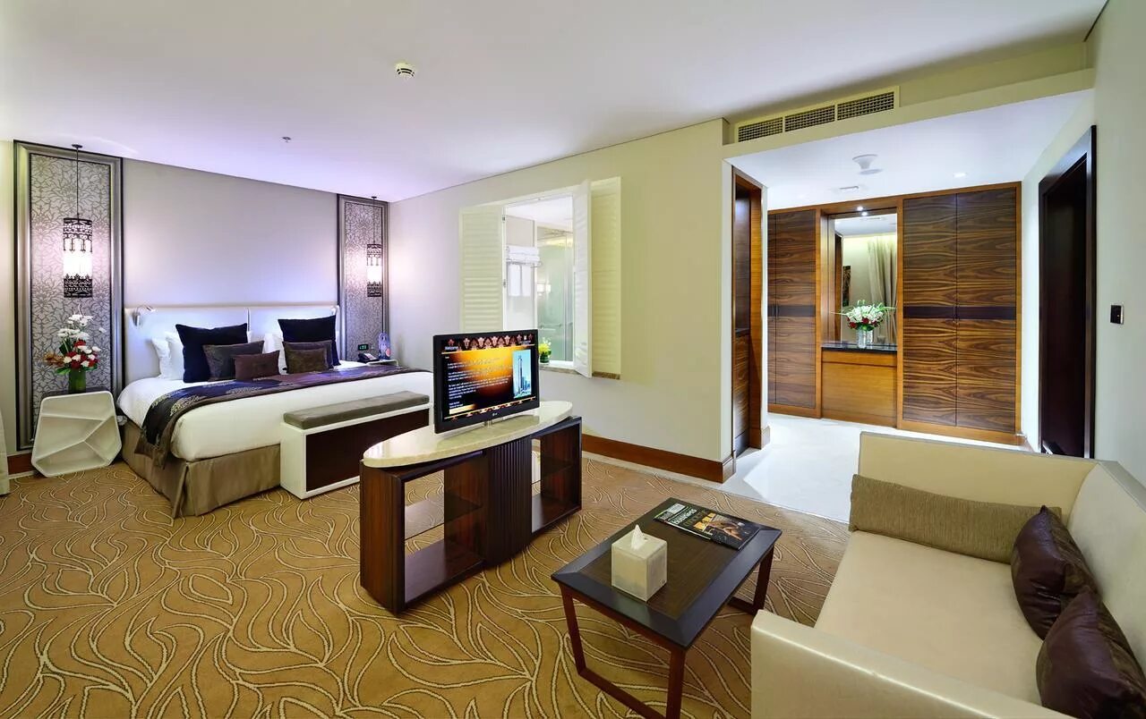 The tower plaza hotel dubai 5. Отель миллениум дубай. Миллениум плаза отель дубай. Отель the tower plaza hotel dubai 5*. The tower plaza hotel dubai 5.