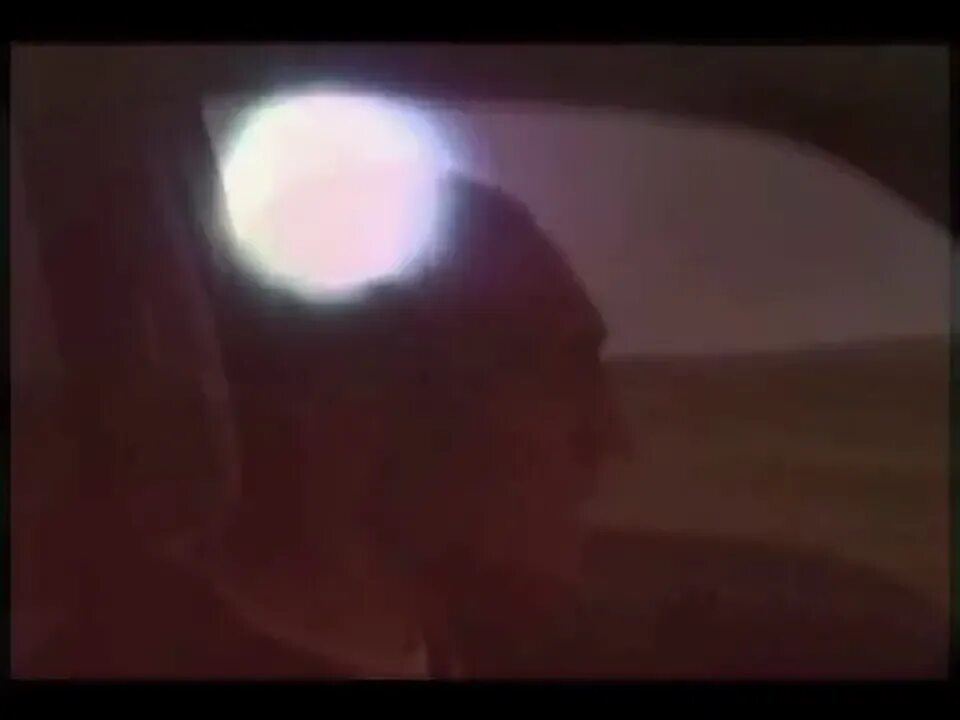 Свет луны текст. Свет луны текст. Стихотворение про полнолуние. Луна не знает путитектс. Текст песни луна.