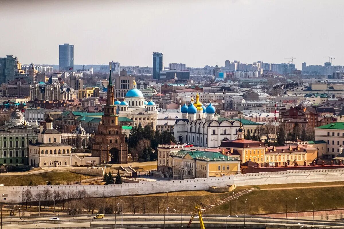 Сколько людей проживает в казани. Соборы в городе Казань. Здание Казанской митрополии. Казань вид сверху. Новый храм в Казани.