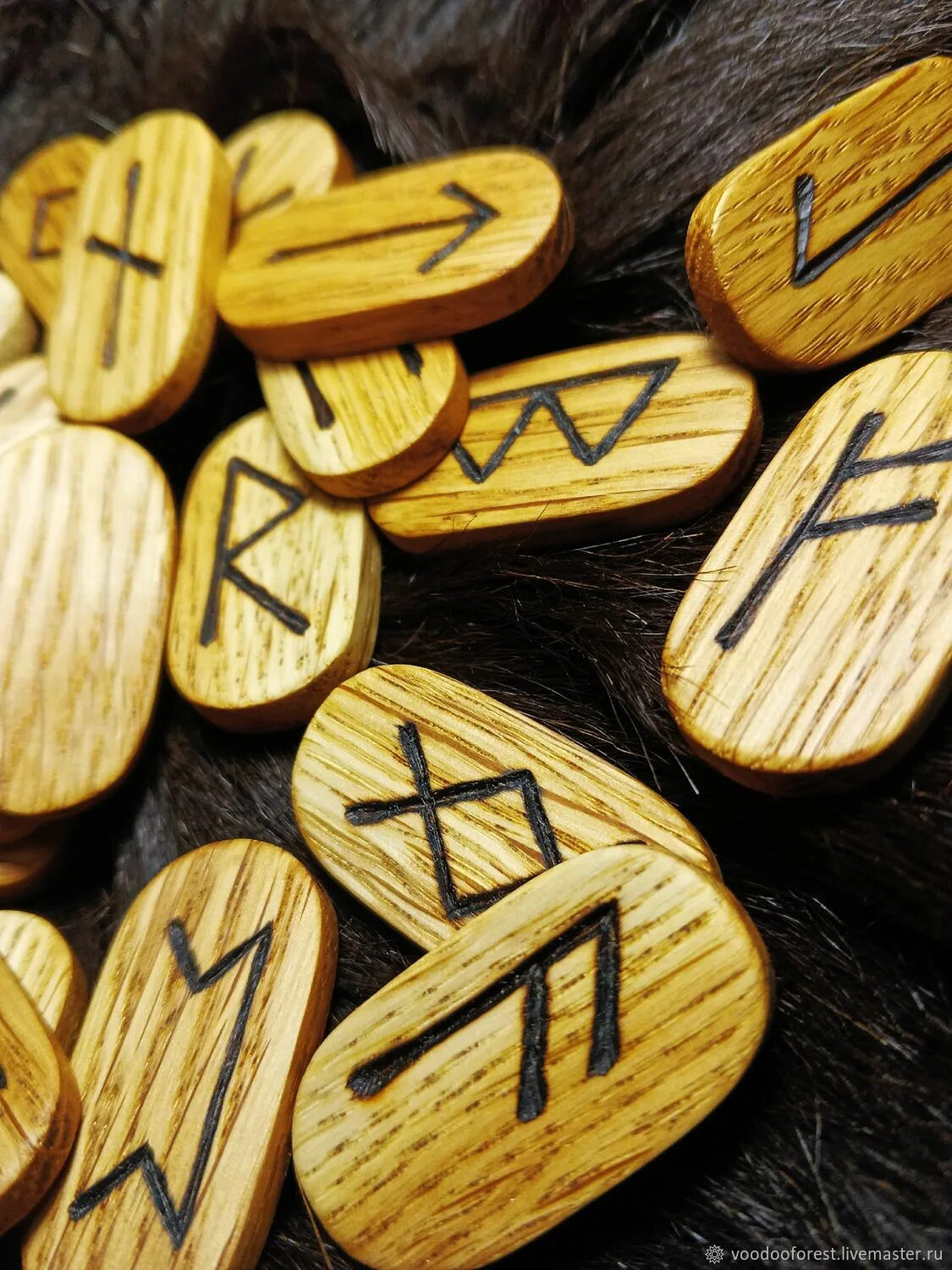 Викинг из дерева скульптура тотем. Руническая колода карт. Алтарная доска руническая. Кафе на баныкина тольятти. Рунический круг скатерть алтарная.