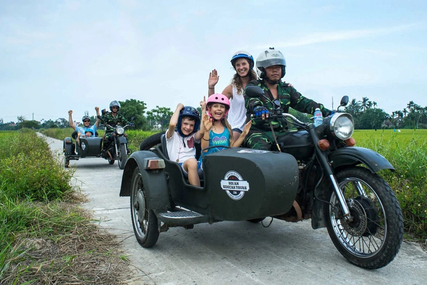 Лучший мотоцикл для деревни. Мотоцикл урал sidecar. мотоцикл с коляской sidecar. мотоцикл с люлькой. байкер на мотоцикле с люлькой.