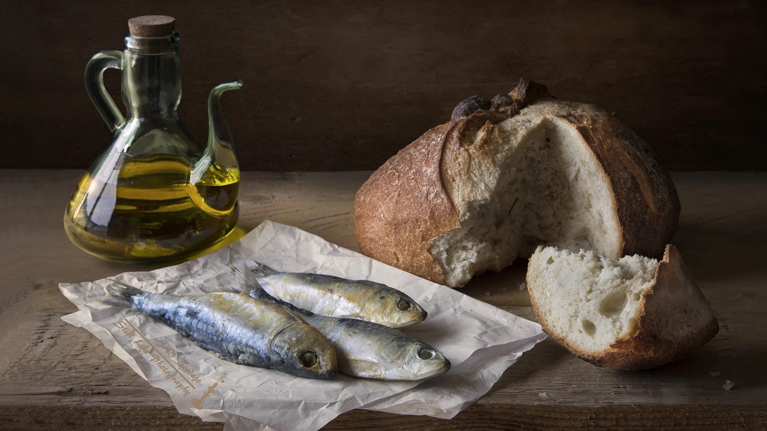 Рыбам можно есть хлеб. «Натюрморт с селедкой» Штеренберга.. Рыбный натюрморт. Хлеб и рыба. Натюрморт с едой.