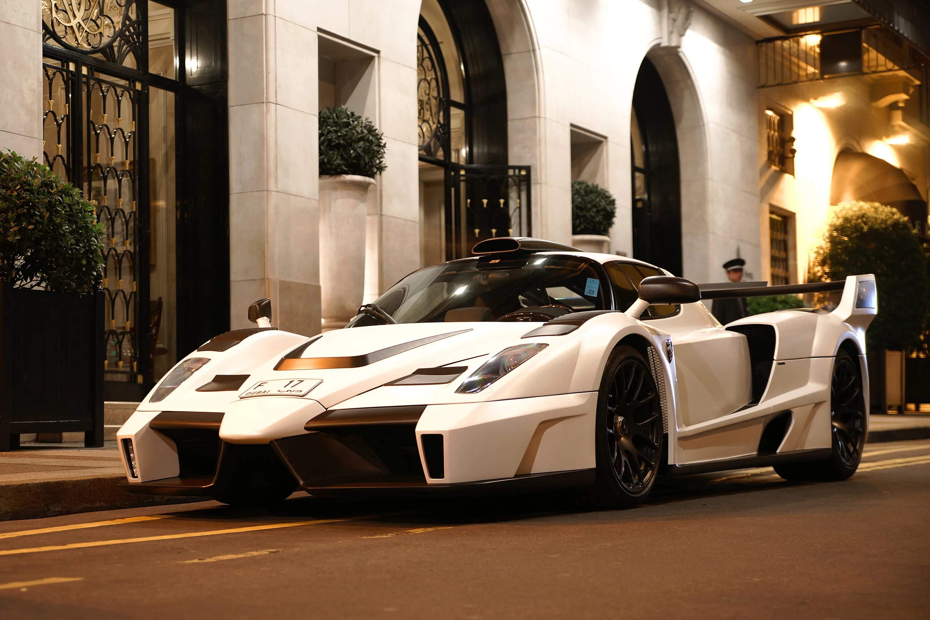 Высокие тачки. Ferrari Enzo White. Ferrari Enzo белая. Ferrari Enzo Gemballa mig-u1. Белый Энзо машина.