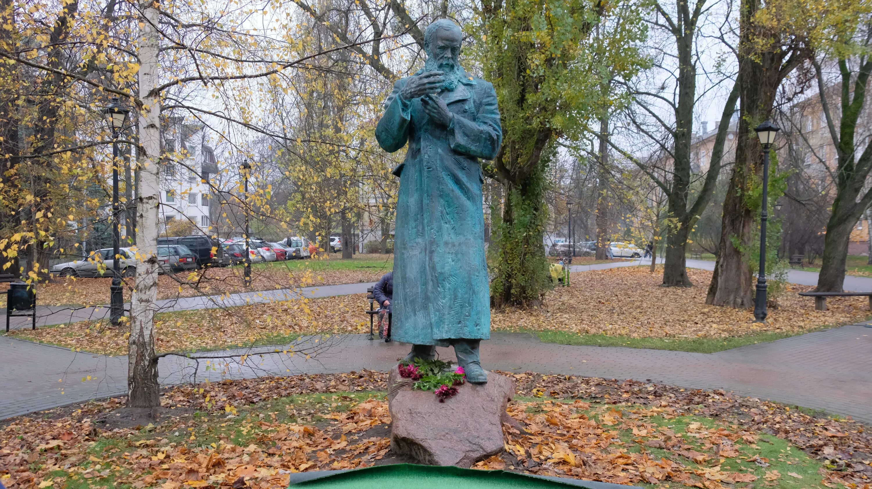 Установлен памятник писателю. Памятник Достоевскому в Калининграде. Сквер Достоевского Калининград. Автор памятника Достоевскому в Калининграде. Скульптуры Андрея Следкова в Калининграде.