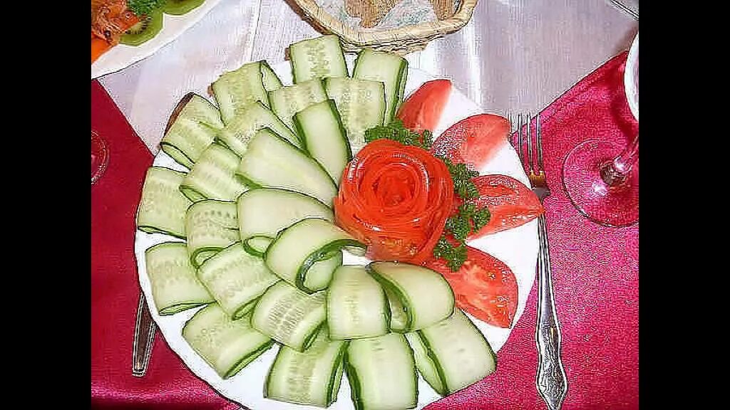 Помидоры на стол нарезка. Овощная нарезка. Красивая нарезка овощей на стол. Нарезка овощей красиво на праздничный стол. Красивые овощные нарезки.