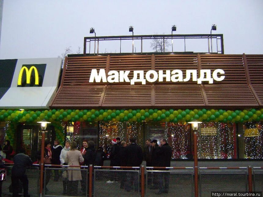 Макдоналдс рыбинск проспект ленина. Вкусно и точка рыбинск. Макдональдс звенигород. Макдоналдс рыбинск. Макдональдс рыбинск.