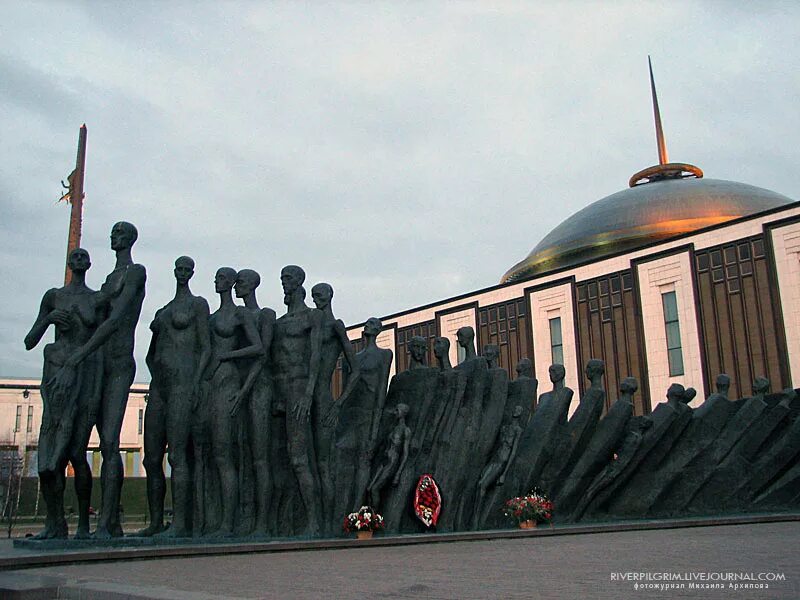 Памятник победы. Мемориальный комплекс Поклонная гора. Мемориальный комплекс на Поклонной горе в Москве. Парк Победы Москва памятники. Мемориал парк Победы в Москве.